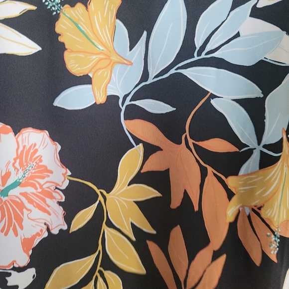 Roxy Rashgaurd - Picture 4 of 6